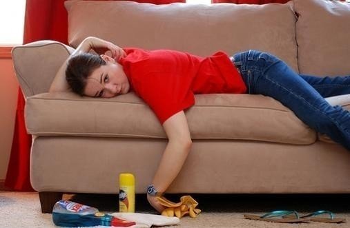 Уставшая женщина чистит диван