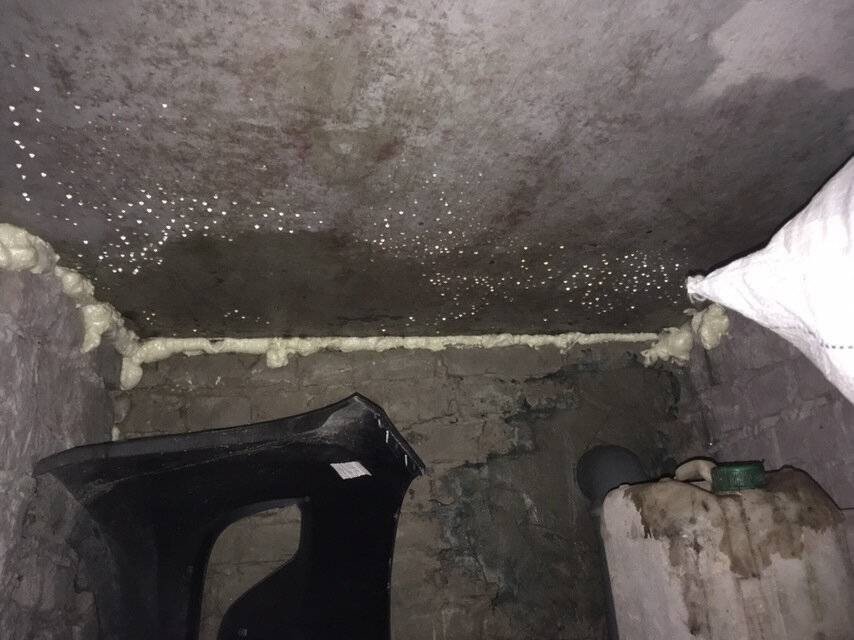 Потолок в подвале гаража мокрый