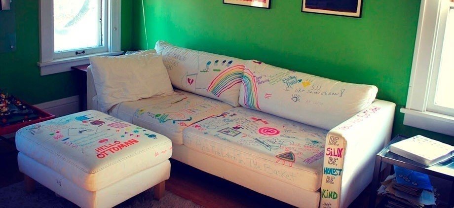 Разрисованный диван