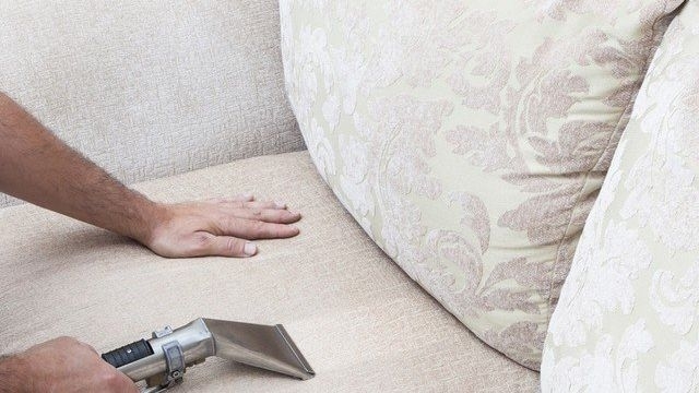 Способы очистки дивана в домашних условиях
