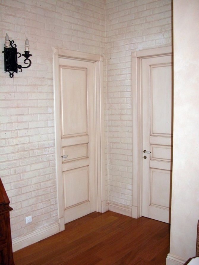 Белые состаренные двери межкомнатные в интерьере