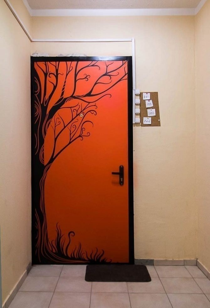 Креативная покраска двери