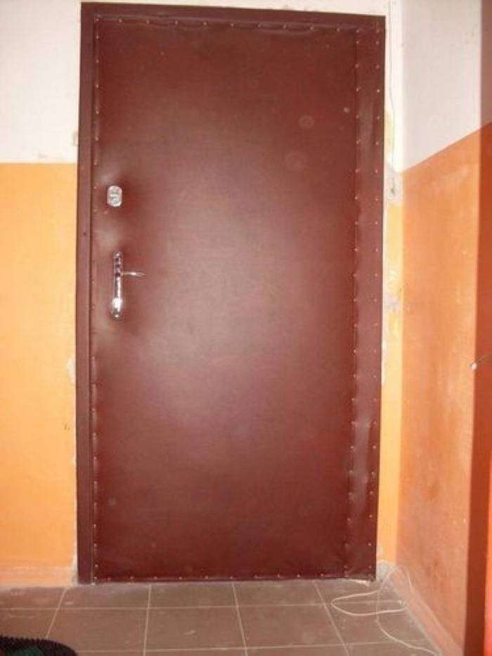Обшивка дверей входных деревянных дверей дермантином