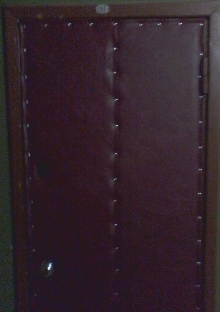 Обшивка дверей входных деревянных дверей дермантином
