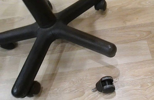 Отремонтировать колесики компьютерного стула