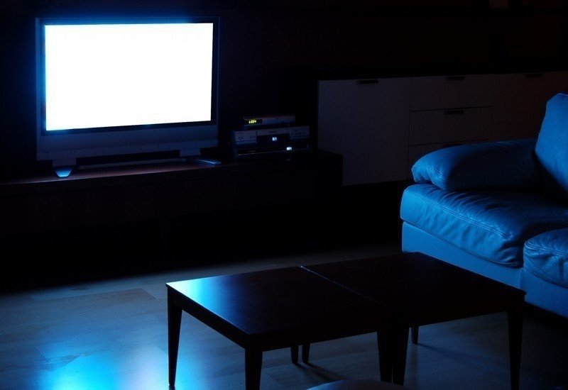 Телевизор в темной комнате