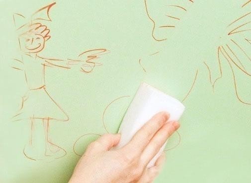 Ребенок рисует фломастером на стене