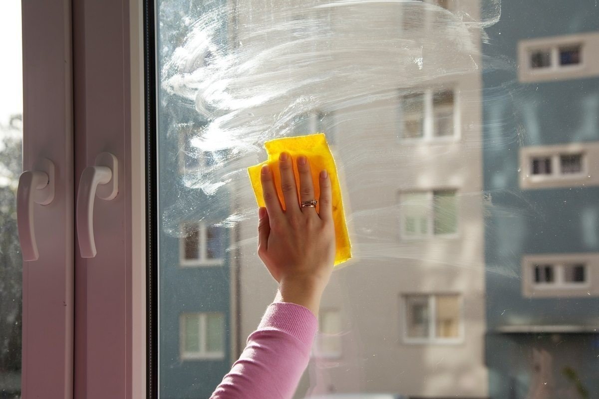 Девушка моет окно