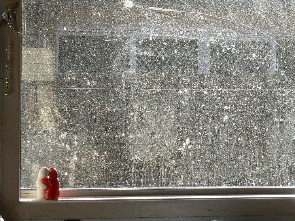 Снег на окне