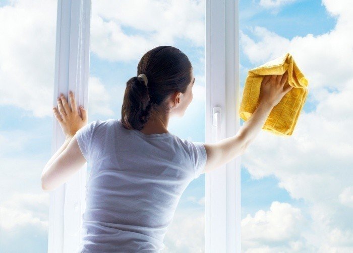 Девушка моет окно