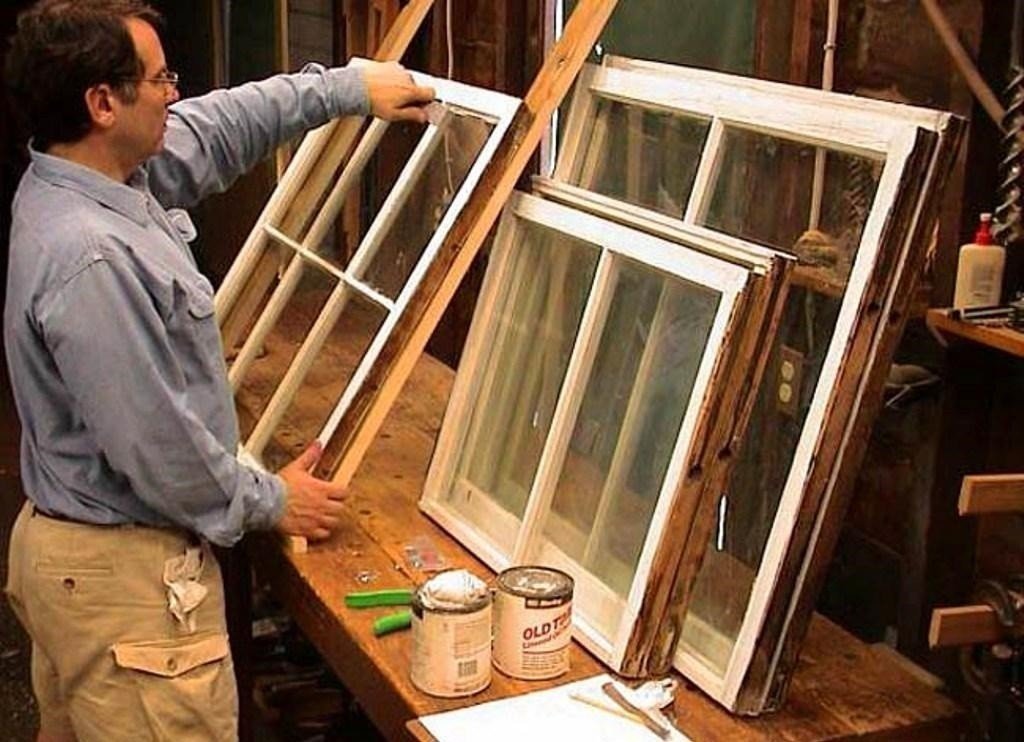 Вставка стекла в деревянное окно