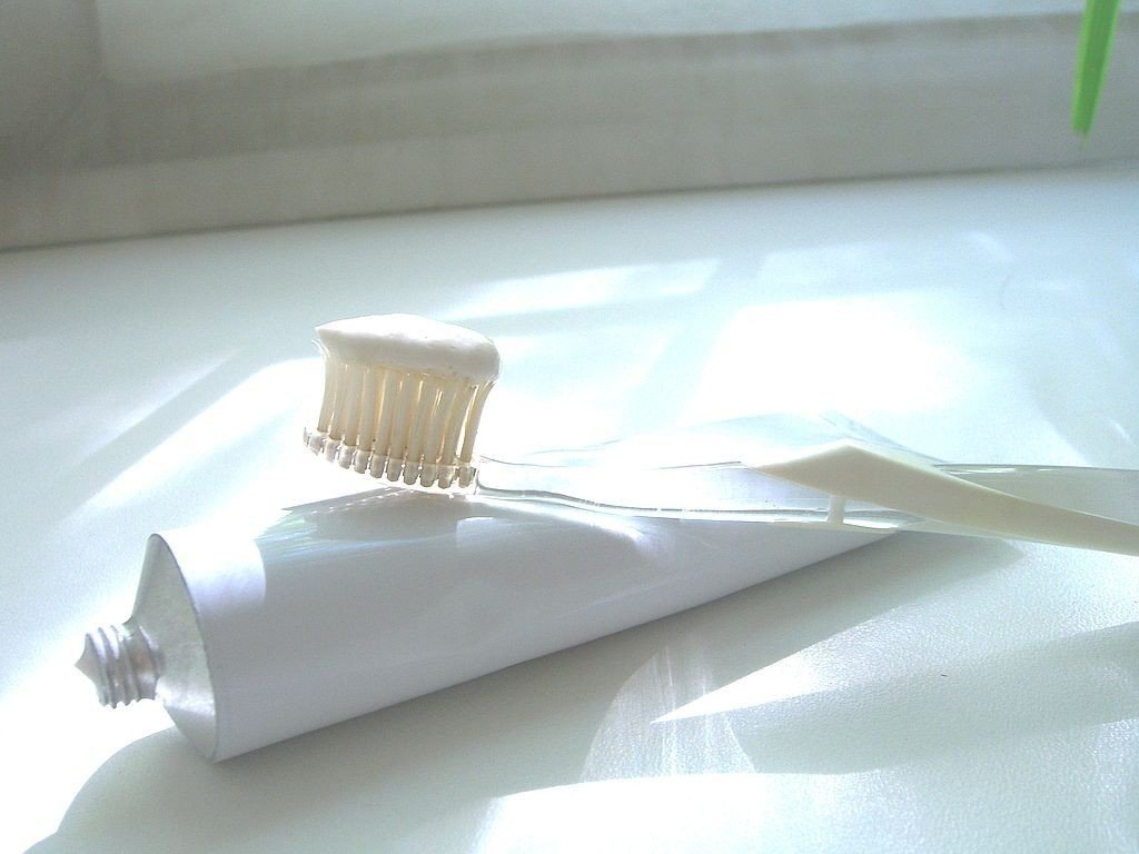 Зубная паста на белой щетке