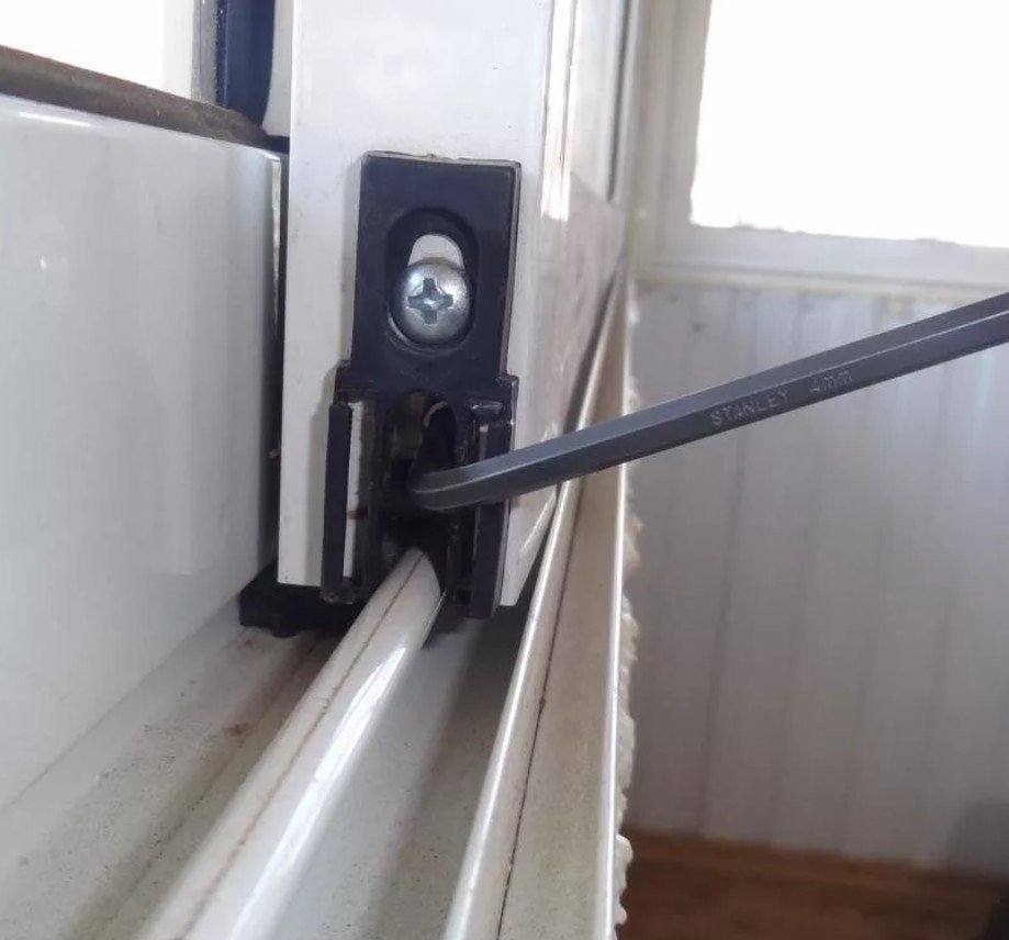 Регулировка алюминиевых раздвижных окон на балконе