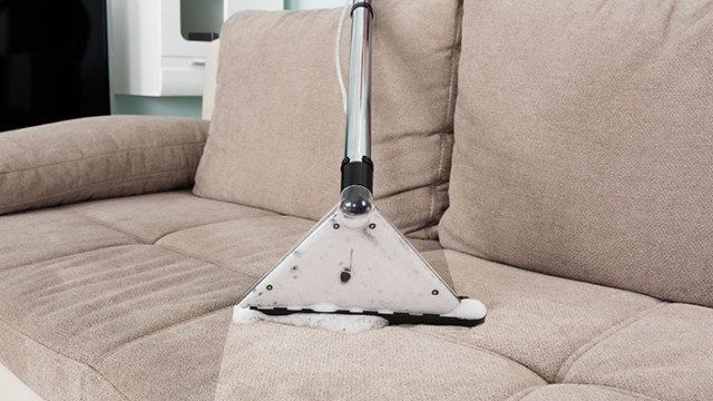 Каким пылесосом чистят диваны обычным или моющим