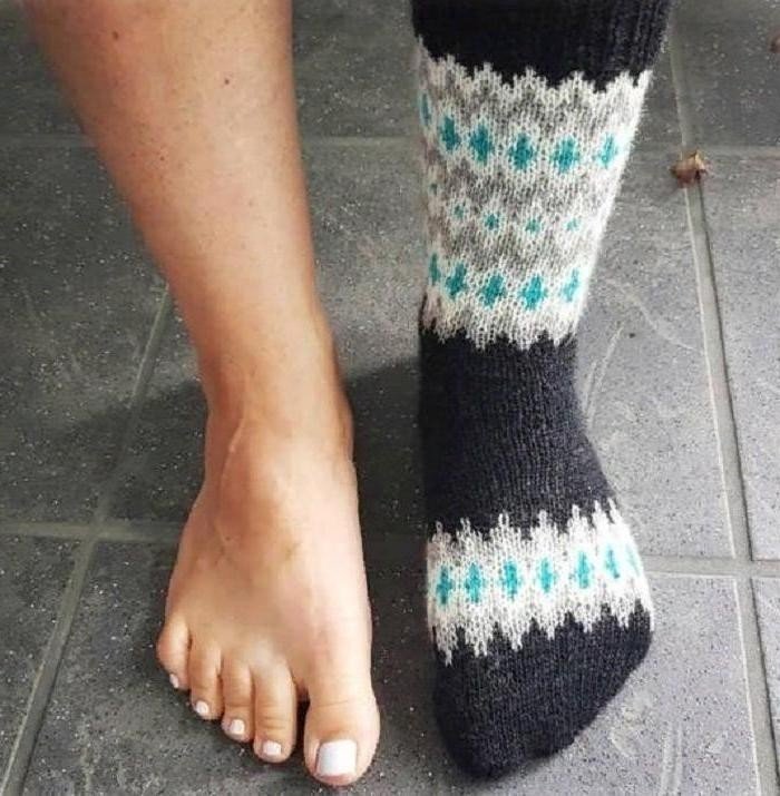 Трехцветные вязаные носки