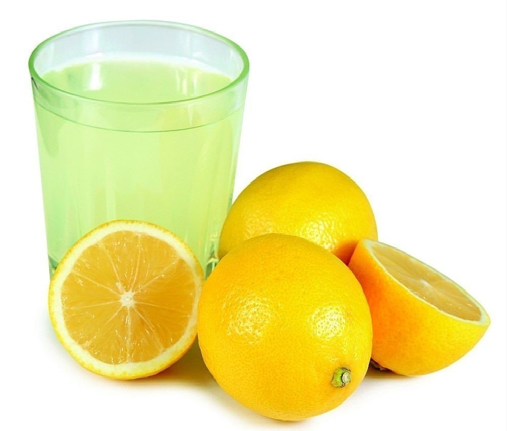 Лимонный сок на невидимом фоне