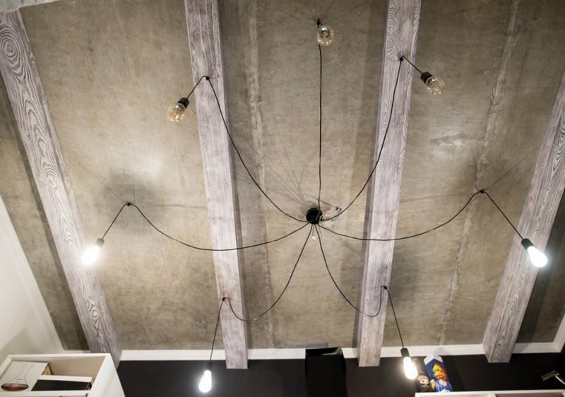 Потолок с проводами в стиле лофт