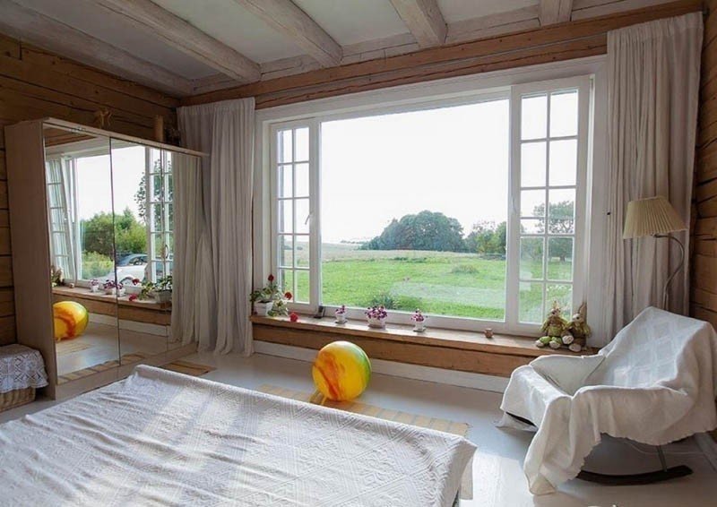 Уютная спальня в деревенском стиле панорамные окна