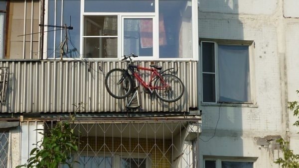 Велосипед на балконе хрущевки