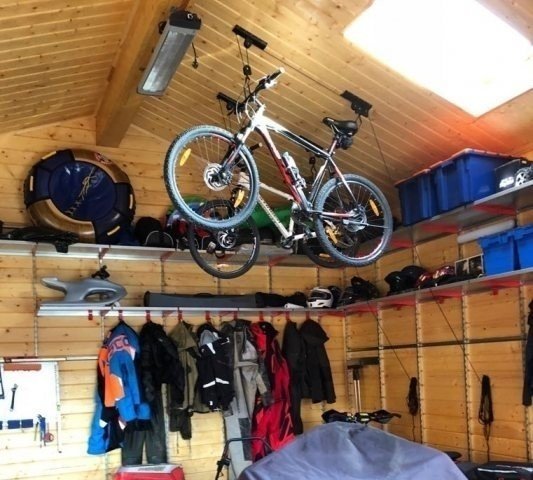 Запыленный велосипед в гараже