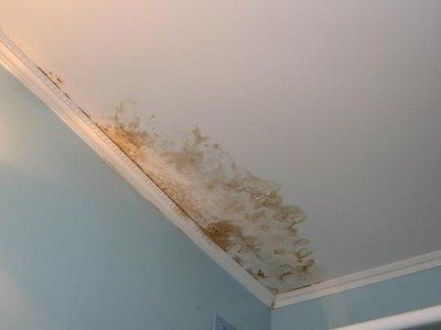 Потоп с потолка в квартире протечка