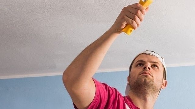 Как покрасить потолок водоэмульсионной краской