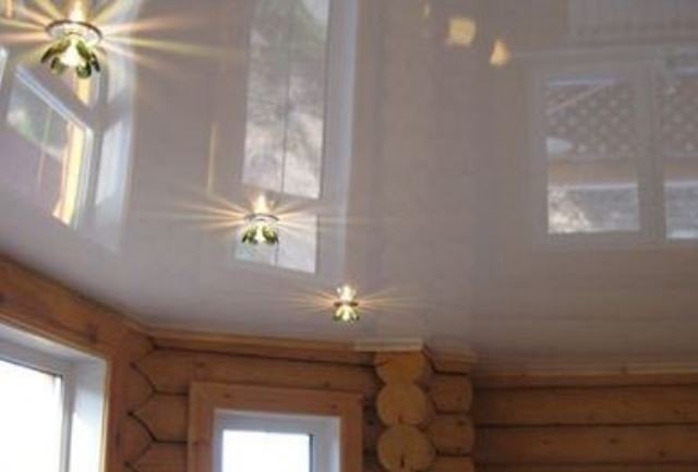 Натяжной потолок в бревенчатом доме