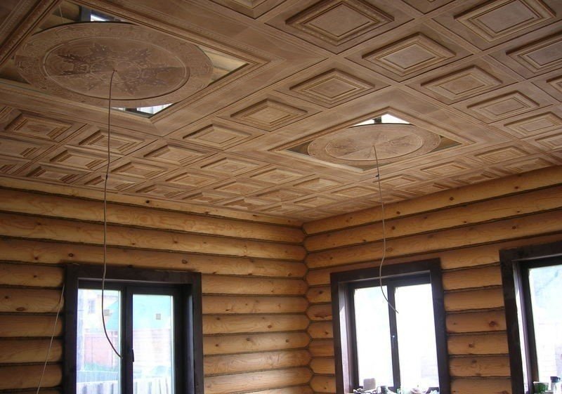 Потолки в деревянном доме варианты