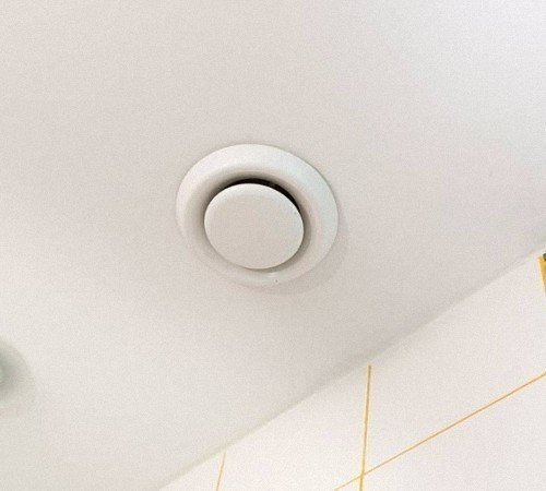 Вентиляция в потолке в ванной