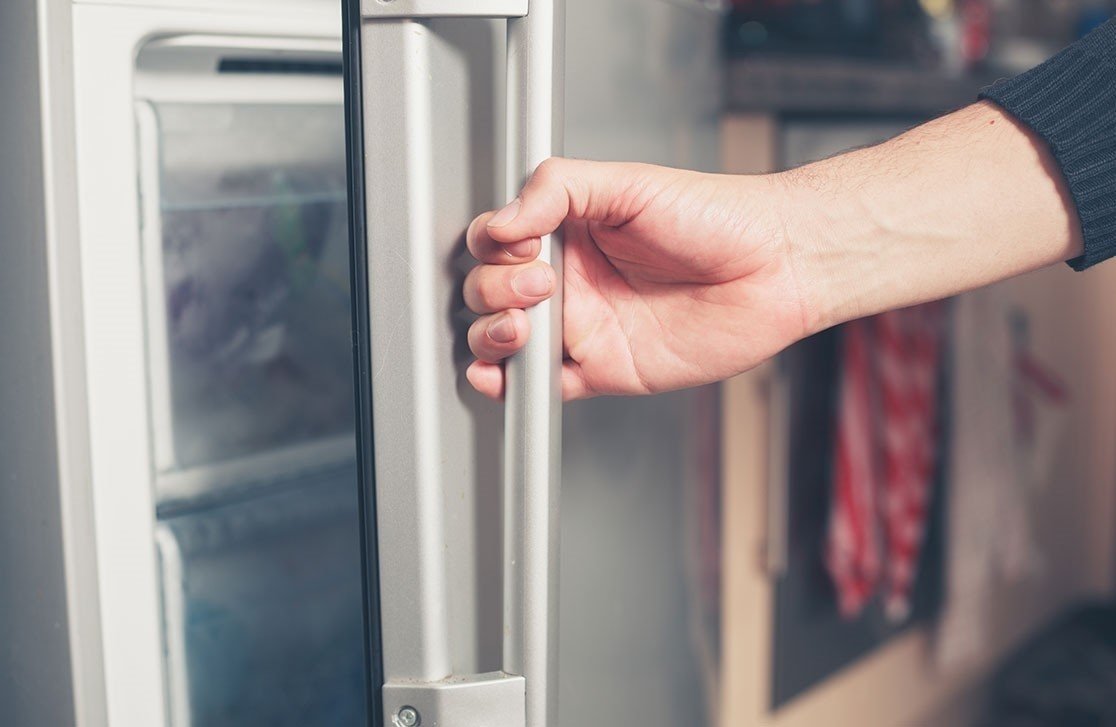 Холодильник с запирающейся дверью