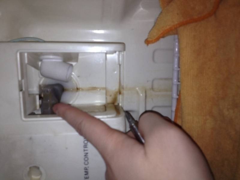 Холодильник атлант течёт снизу вода
