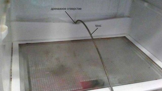 Как прочистить слив в холодильнике