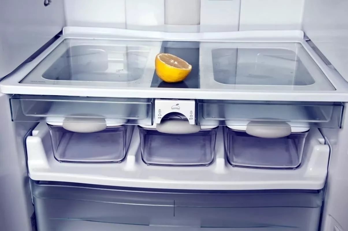Какие средства убирают запах в холодильнике