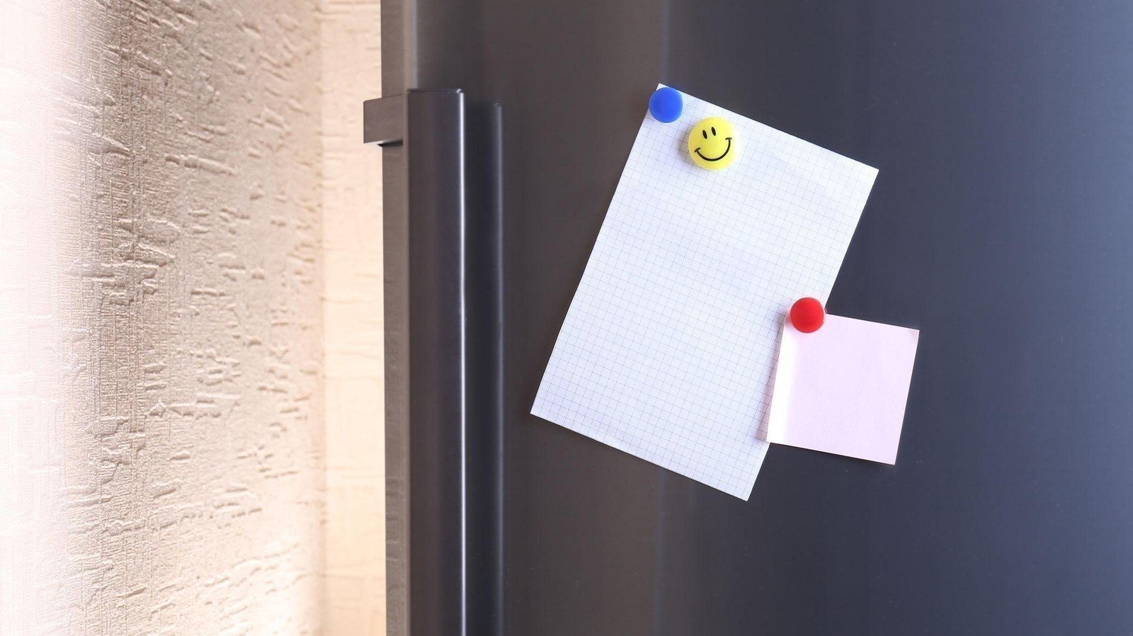 Заметки на холодильник на стикерной бумаге