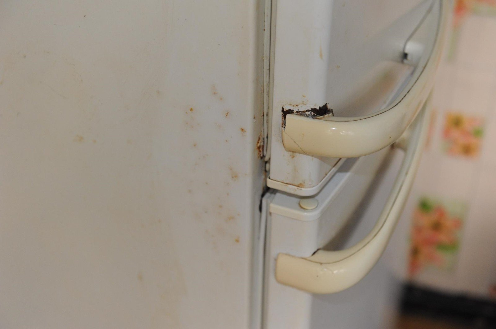 Распорная деталь двери холодильника