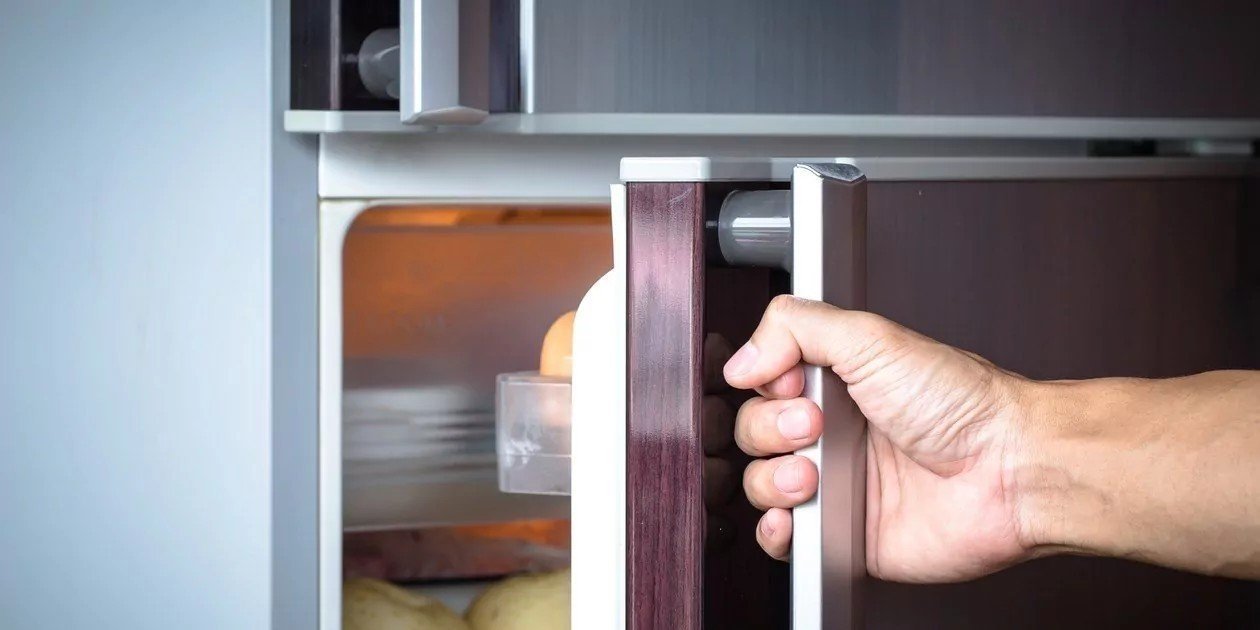 Открытая дверца холодильника