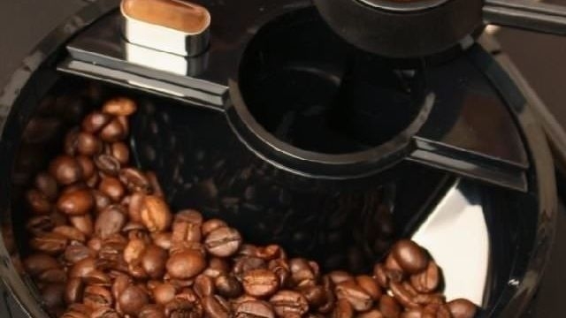 Кофемашина не перемалывает кофе или мелет, но мало