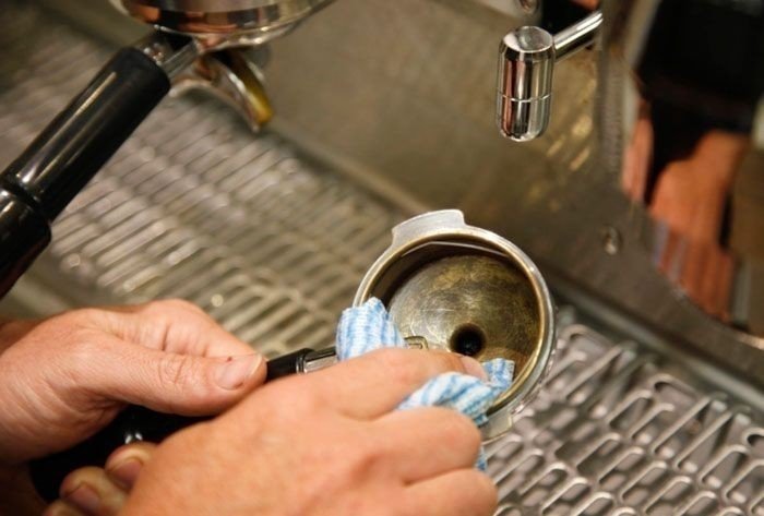 Процесс очистки кофемашины