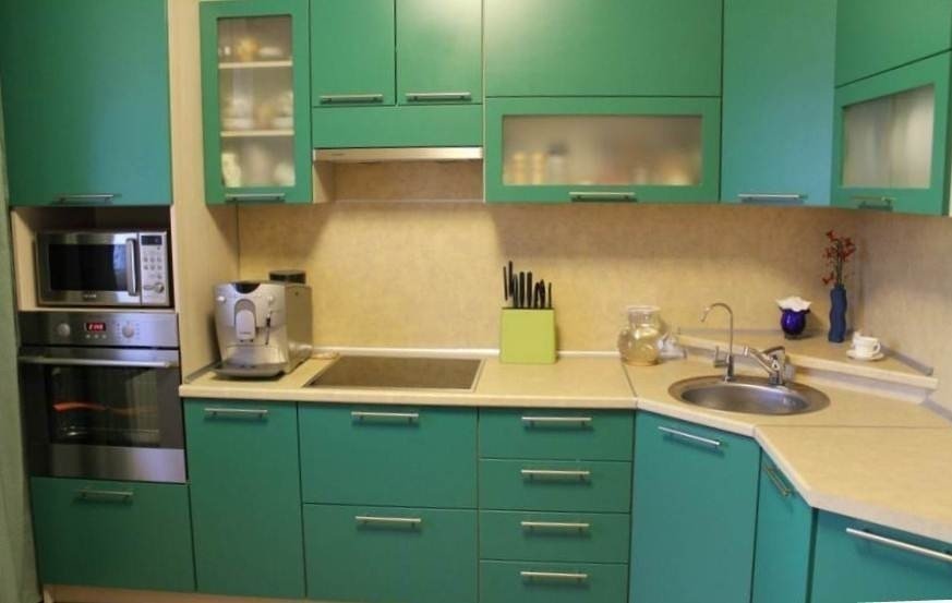 Кухня темно зеленого цвета