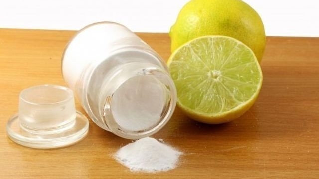 Несколько эффективных рецептов, как очистить чайник от накипи содой