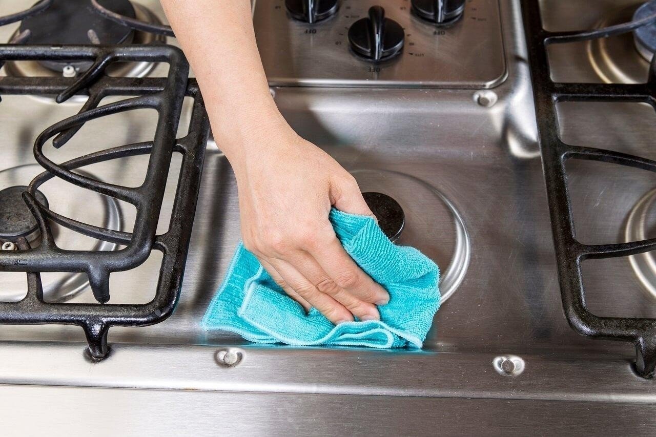 Мытье кухонной плиты
