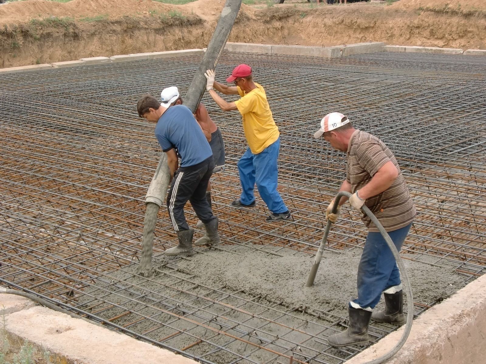 Стройка заливка бетона