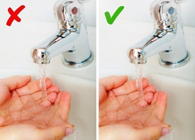 Мыть руки горячей водой