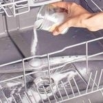 Как избавиться от неприятного запаха из посудомоечной машины