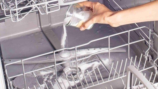 Как избавиться от неприятного запаха из посудомоечной машины