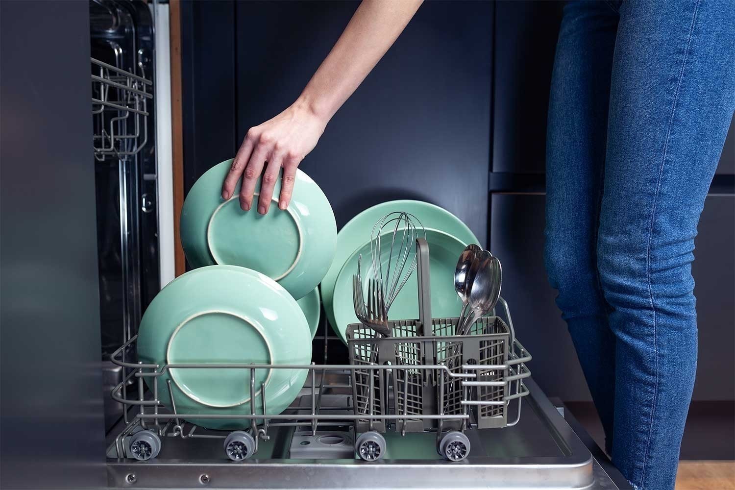 Посудомоечная машина с чистой посудой