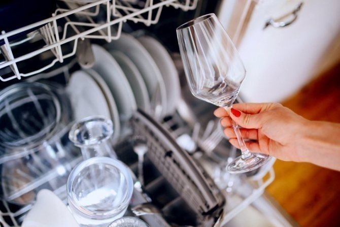 Чистая посуда и бокалы из посудомоечной машины