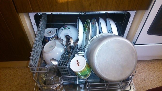 Загрузка посуды в посудомоечную машину indesit