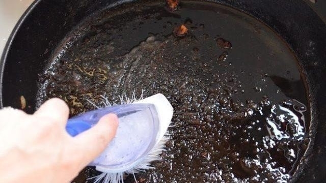 Как очистить чугунную сковороду от нагара в домашних условиях