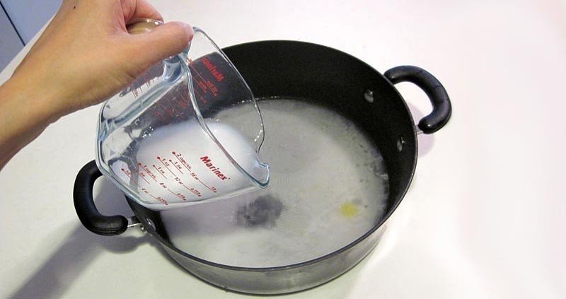 Сода и уксус для чистки сковороды